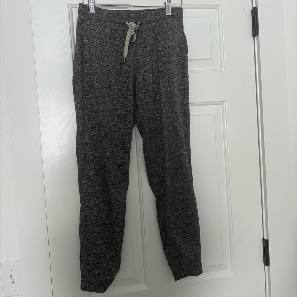 Vuori women’s performance jogger- size xs Heather gray